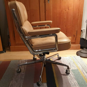 Originální židle VITRA ES 104 Eames LOBBY, KOŽENÁ, koňaková,
