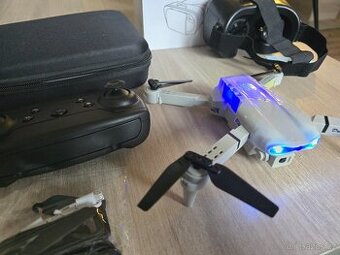 E99 Dron šedý dual kamera + box s příslušenstvím + VR brýle
