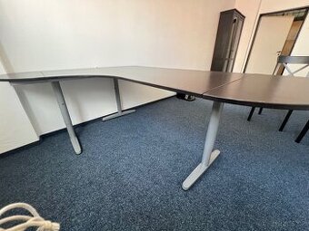Kancelářský stůl / rohový pracovní stůl – tmavé dřevo