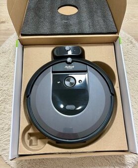 Robotický vysavač iRobot Roomba i7 / černá