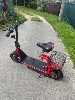 Elektrická koloběžka se sedátkem