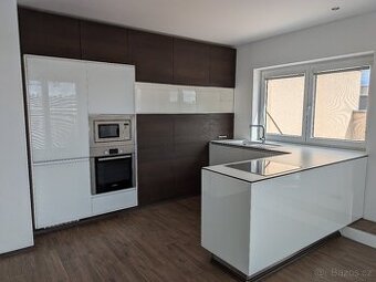 Luxusní moderní kuchyně s ostrůvkem včetně spotřebičů