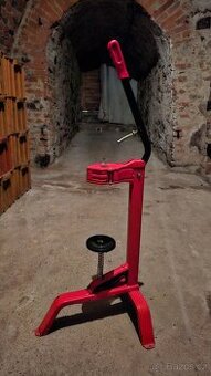 Prodám zátkovačku vinných láhví, stojanová MINI