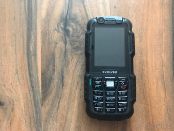Prodám mobilní telefon na náhradní díly značka EVOLVEO.