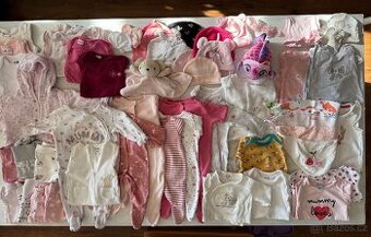 Balík oblečení pro novorozenou holčičku