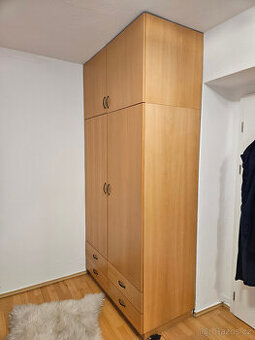 Nábytek do ložnice - manželská postel, skříně, komoda - 1