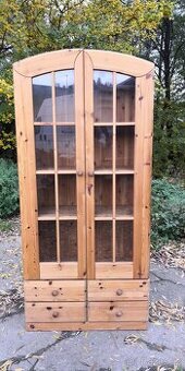 Masivní vitrína s masivními policemi a s šuplíky