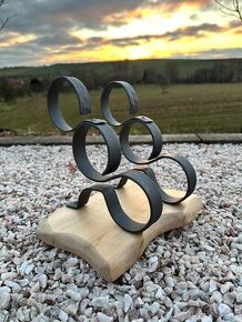 Kovaný stojan na víno