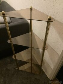 Rohový policový stojan