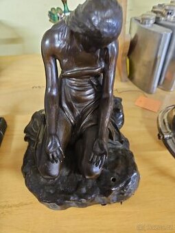 Bronzová socha klečící ženy