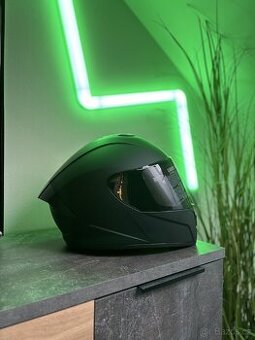 Helma na motorku, zatmavené čelní sklo, velikost L