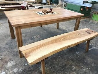 Masivní stoly a lavice