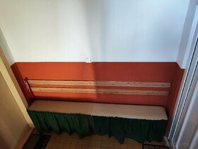 Lavice botník.Sedací plocha béžová koženka