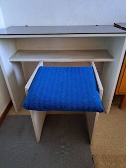 Toaletní stolek s taburetem