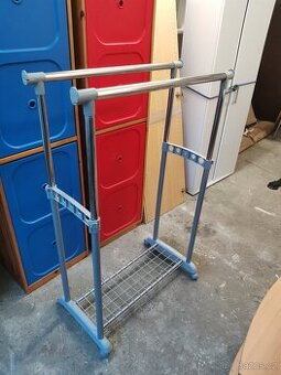 Stojan na oblečení na kolečkách