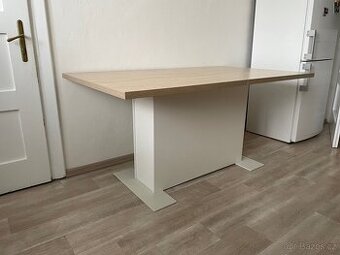 Prodám jídelní stůl + 4 židle