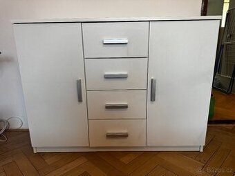 Bílá komoda