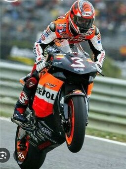 Helma Suomy Max Biaggi velikost L v krásném stavu