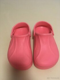 Prodám dívčí boty crocs vel. M2W4. Barva lososová-růžová
