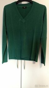 Zelený tenký svetr s V výstřihem