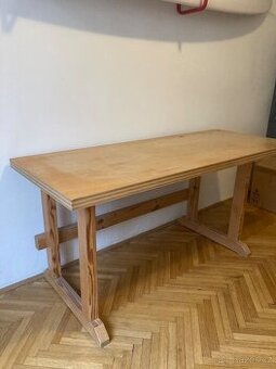 Bytelný psací stůl dřevěný