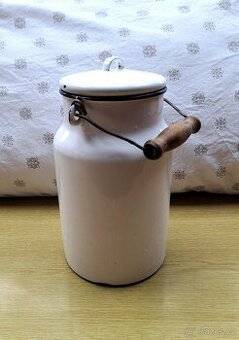 Krásná vintage nádoba na mléko s dřevěným úchytem