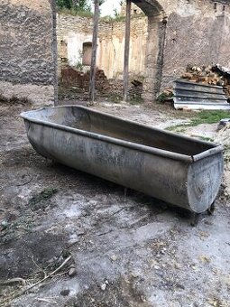 Stará plechová vana na zahradu
