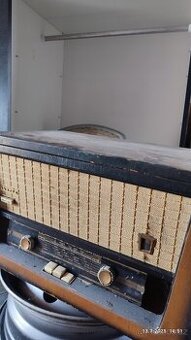 Staré rádio s gramofonem a školni globus