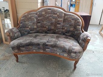 Starožitná sofa.