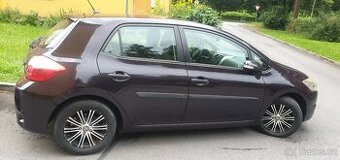 Toyota Auris 1.6 benzín – 106 000 km, 2. majitel, zimní sada
