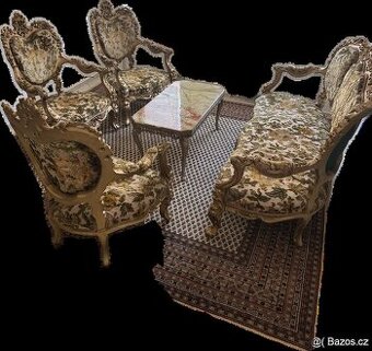 Starožitně vyhlížející nábytek