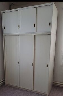 Šatní skříň s nastavcem