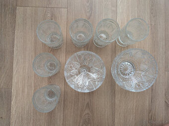 Stare sklenice grogovky a 2 misky