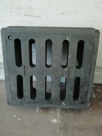 Nové kanalizační víko z lisovaného plastu.