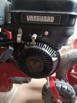 Multifunkční benzínový kultivátor.