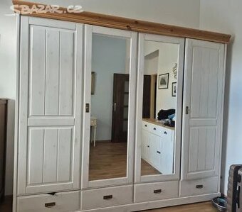 Šatní skříň masiv