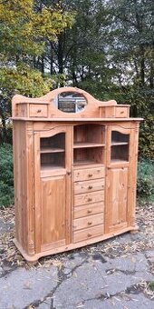 Masivní komoda se zrcadlem