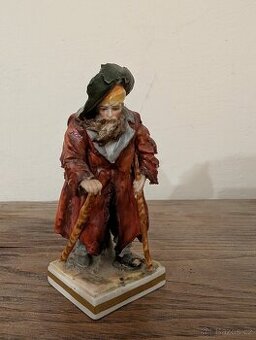 Porcelánová figurka – poutník/žebrák s holí