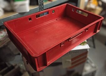 červená plastová přepravka na maso E1