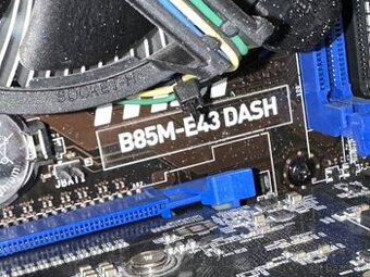 Stolní PC s kompletním příslušenstvím