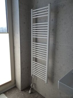 Bílý elektrický topný žebřík/koupelnový radiátor