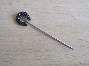 Granátová jehlice do kravaty