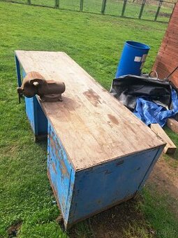 Dílenský ponk se svěrákem