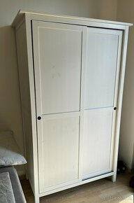 IKEA HAUGA Šatní skříň s posuvnými dveřmi, bílá, 118x55x199