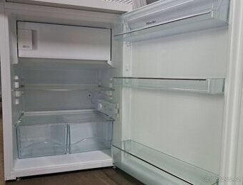 Lednice s mraz. Miele.