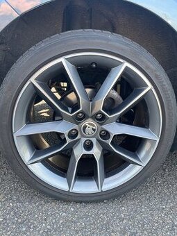 Škoda Octavia III antracit 18 Gemini, letní pneu 225 40