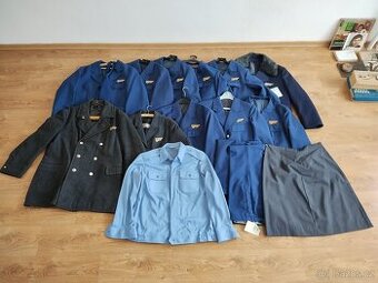 RETRO uniformy ČSAD s visačkami a odznaky-nález z půdy