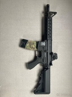 Prodám Airsoft zbraň CM16 (m4) s nabíječkou a akumulátorem - 1