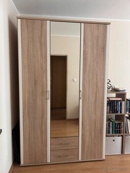 Třídveřová skříň se zrcadlem