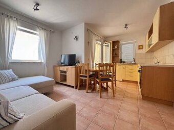 ☀NOVALJA (HR) - 2-izbový apartmán s terasou v 2.rade u mora